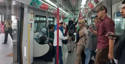 Potret antusias warga mencoba transportasi LRT Jakarta rute Manggarai - Kelapa Gading, Rabu, 23 September 2026. (Sumber: Pos Kota/ Syifa Putri Anandhini)