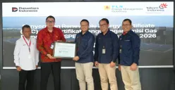Telkom menerima Certificate of Appreciation dari PT EMI atas pemanfaatan REC dan SPE GRK dalam mendukung upaya dekarbonisasi. (Sumber: Dok. Telkom)