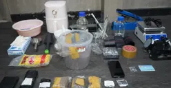 Barang bukti hasil pengungkapan clandestine lab atau laboratorium rumahan yang digunakan untuk memproduksi narkotika jenis tembakau sintetis di wilayah Gambir, Jakarta Pusat. (Sumber: Polda Metro Jaya)