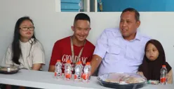 Wali Kota Bekasi, Tri Adhianto meninjau langsung kafe ramah disabilitas, MI-Caf 13%. (Sumber: Dok. Istimewa)