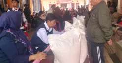 Warga mendapatkan bantuan pangan berupa beras di wilayah Lembang, Kabupaten Bandung Barat. (Sumber: Poskota/Gatot Poedji Utomo)