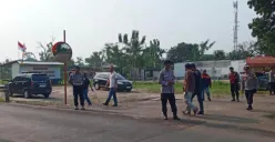 Polisi melakukan penyekatan aksi demo buruh di perbatasan Kemang - Tajurhalang, di Jalan Bomang, Desa Kalisuren, Kecamatan Tajurhalang, Kabupaten Bogor, Kamis, 24 September 2026. (Sumber: Poskota/Angga)