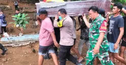 Suasana prosesi pemakaman Surahman, ABK Arupadhatu I yang hilang di Selat Sunda bersama rombongan 5 jurnalis. (Sumber: Poskota/Samsul Fatoni)