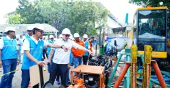 General Manager PLN UID Jakarta Raya, Moch. Andy Adchaminoerdin dan tim mengecek kesiapan peralatan dalam kegiatan Gelar Peralatan dan Personel KHS Horizontal Directional Drilling (HDD). (Sumber: Dok. Istimewa)