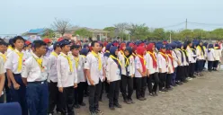 Ketua PMI Kabupaten Tangerang, Nurjaman terlihat sedang memberikan materi pertolongan pertama pada kecelakaan (P3K) dalam acara Jumbara di Lapangan Pos AL Tanjung Pasir, Kecamatan Teluknaga, Rabu, 23 September 2026. (Sumber: Istimewa)