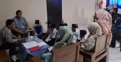 Petugas Polsek Pamarayan bersama guru memberikan pembinaan kepada murid yang viral membawa sajam dihadapan para orangtua murid. (Sumber: Polsek Pamarayan)