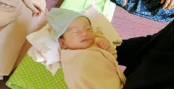 Bayi laki-laki dalam pengecekan kesehatan oleh bidan sekitar kondisi dipastikan sehat. (Sumber: Polsek Tajurhalang)