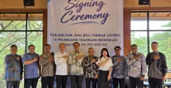 Jajaran PLN UP3 Ciracas dan seluruh pelanggan peserta penandatanganan SPJBTL usai pelaksanaan Signing Ceremony Perjanjian Jual Beli Tenaga Listrik Pelanggan Tegangan Menengah. (Sumber: Dok. PLN UID Jakarta Raya)