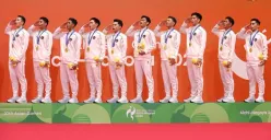 Tim bulu tangkis beregu putra Indonesia saat melakukan penghormatan di atas podium Asian Games Aichi-Nagoya 2026 usai menyumbangkan medali emas pertama bagi Indonesia. (Sumber: Dok. Instagram/@badminton.ina)