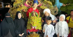 Momen Willie Salim menjalani sunat di usia 24 tahun bersama Ustaz Derry Sulaiman. (Sumber: Instagram/@willie27)