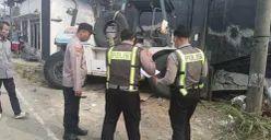 Petugas Unit Gakkum Satlantas Polres Serang melakukan olah TKP kecelakaan lalulintas di Simpang Asem yang melibatkan Honda Beat dan Vario. (Sumber: Polsek Cikande)