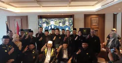 PENGUKUHAN – Ketua Umum Partai Ummat Ansufri Idrus Sambo bersama jajaran pengurus baru periode 2026-2031 saat pengukuhan di Jakarta. (Sumber: Istimewa)