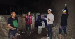 Polda Banten menggerebek penyalahgunaan BBM di di areal PT Yamika, Kampung Salira, Desa Salira, Kecamatan Pulo Ampel, Kabupaten Serang. (Sumber: Dok. Istimewa)