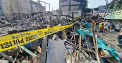 Warga mencari sisa-sisa barang berharga yang masih bisa diselamatkan dari kebakaran 20 rumah di Kampung Muka, RT 09 RW 04, Kelurahan Ancol, Kecamatan Pademangan, Jakarta Utara, Minggu, 27 September 2026. (Sumber: Poskota/Angga Pahlevi)