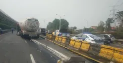 Kecelakaan truk tangki Pertamina dan mobil Mitsubishi Xpander di ruas Tol Jagorawi KM 1+400 Jalur A, Minggu, 27 September 2025. (Sumber: Dok. Polda Metro Jaya)