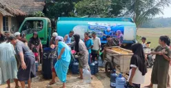 Ratusan warga Bulagor, Pagelaran, Kabupaten Pandeglang, Banten, antre menerima bantuan air bersih. (Sumber: Dok. Istimewa)