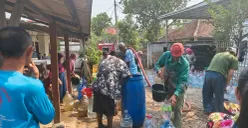 Distribusi air bersih kepada warga Desa Sodong, Kecamatan Tigaraksa, Kabupaten Tangerang, Banten. (Sumber: Poskota/Veronica Prasetio)
