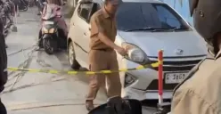 Ilustrasi jalan yang baru selesai dicor dan masih ditutup untuk kendaraan. Aksi oknum ASN di Pekalongan viral setelah diduga menerobos jalan cor basah. (Sumber: Tiktok/@daddychil665)