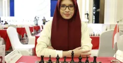 Gaya santai WIM Laysa Latifah di depan papan catur. Ia resmi mengamankan norma WGM dan menjadi Woman Grandmaster ke-4 sepanjang sejarah catur Indonesia. (Sumber: Dok. UNJ)