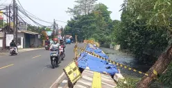 Trotoar Taman Secawan Depok yang amblas. (Sumber: Poskota/Angga)
