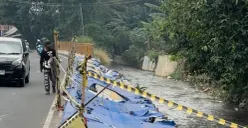 Potret trotoar Taman Secawan Depok yang amblas dan belum diperbaiki. (Sumber: Poskota/Aldi)