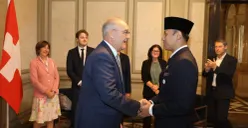 Menteri Koordinator Bidang Infrastruktur dan Pembangunan Kewilayahan Agus Harimurti Yudhoyono (AHY) (kanan) dan Presiden Konfederasi Swiss, Guy Parmelin (kiri), di Federal Palace, Bern, Swiss, Senin, 28 September 2026. (Sumber: Istimewa)
