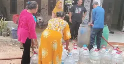 Antrean air bersih di Desa Cukanggalih, Kecamatan Curug, Kabupaten Tangerang, Banten. (Sumber: Poskota/Veronica Prasetio)
