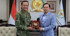 Ketua Dewan Perwakilan Daerah (DPD) RI Sultan Baktiar Najamudin (kanan) bersama Panglima Komando Pasukan Khusus (Kopassus) TNI Letjend Djon Afriyandi (kiri). (Sumber: Istimewa)