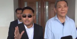 Kuasa hukum Jusuf Hamka, Sogi Bagaskara (kiri) dan pengusaha Jusuf Hamka (kanan) usai persidangan kasus kasus dugaan manipulasi informasi elektronik dan konten deepfake. (Sumber: Istimewa)