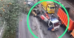 Truk sampah menabrak separator busway di sekitar Halte Gerbang Pemuda, Jakarta, Selasa, 29 September 2026. (Sumber: Istimewa)