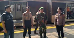 Polisi melakukan pengamanan penyekatan massa di Stasiun KRL Bojonggede. (Sumber: Polsek Bojonggede)