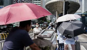 Warga berjalan di tengah cuaca terik di Jalan Jenderal Sudirman, Jakarta, Kamis, 16 Oktober 2025. (Sumber: Poskota/Bilal Nugraha Ginanjar)