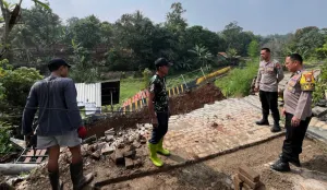 Pihak kepolisian melakukan pengecekan lokasi terjadinya longsor akibat hujan deras di Tajurhalang, Kabupaten Bogor. (Sumber: Polsek Tajurhalang)