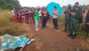 Lokasi TKP penemuan jasad yang dimutilasi di Jalan Kav, Pancoran Mas, Kota Depok, jadi tontonan warga. (Sumber: Poskota/Angga)