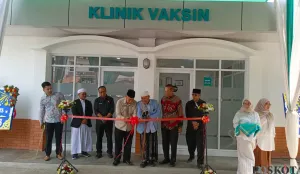 Kepala Kantor Urusan Haji dan Umroh Kabupaten Purwakarta, Syamsi Mufti melakukan gunting pita dibukanya klinik vaksin di RSU Asri, Mulyamekar, Babakancikao, Kabupaten Purwakarta, Kamis, 6 Agustus 2026. (Sumber: Poskota/Dadan Sukmana)