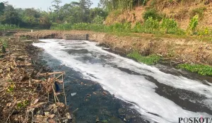 Kondisi aliran Sungai Cihaur di Kampung Pangkalan, RT 03/13, Desa Cipeundeuy, Kecamatan Padalarang, Kabupaten Bandung Barat. (Sumber: Pos Kota/Gatot Poedji Utomo)
