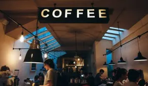 Deretan coffee shop di kawasan PIK menawarkan pilihan tempat nongkrong dengan konsep dan menu yang beragam, cocok untuk menghabiskan akhir pekan. (Sumber: PxHere)