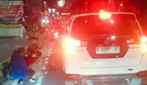 Terlihat PPKS duduk berjejer di pinggir trotoar untuk mendapatkan uang tunai Rp50 ribu dari seseorang dengan julukan Pa Haji Gocap. (Sumber: Istimewa)