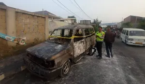 Sebuah mobil terbakar di depan SPBU Kampung Utan, Ciputat Timur, Kota Tangerang Selatan, Senin, 6 Juli 2026. (Sumber: Dok. Polsek Ciputat)