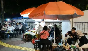 Suasana kuliner gultik di kawasan Blok M, Jakarta Selatan. (Sumber: Poskota/Ali Mansur)