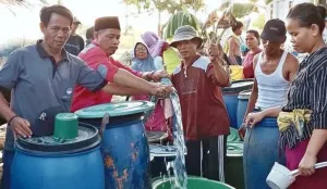 Ratusan warga terdampak kekeringan di Kecamatan Patia, Pandeglang, saat menerima bantuan air bersih. (Sumber: Istimewa)