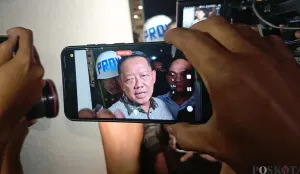 Mantan Jampidsus Kejagung, Febrie Adriansyah sebelum menaiki mobil tahanan di gedung Kejagung, Jakarta Selatan. (Sumber: Poskota/Ali Mansur)