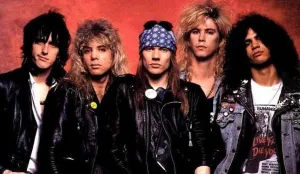 Guns N' Roses saat tampil di atas panggung. Band rock legendaris ini dijadwalkan kembali menggelar konser di Stadion Madya Gelora Bung Karno, Jakarta, pada 21 November 2026. (Sumber: Instagram)