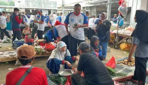 ASN Kota Bekasi berbelanja di Pasar Baru dalam Kegiatan Gebrak Pasar. (Sumber: Poskota/Dini Aghnny Khoiriyah)