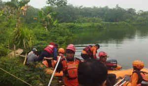 Tim SAR saat melakukaan evakuasi korban. (Sumber: Istimewa)