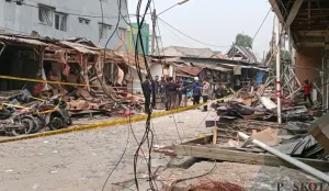 Kondisi ruko dan bangunan di kawasan Pasar Cimanggis, Ciputat, Tangerang Selatan, pascaledakan, Kamis, 15 Oktober 2026. (Sumber: Poskota/Rizki Gojali)