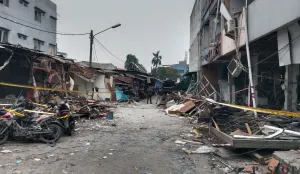 Puing-puing berserakan dan garis polisi terpasang di Pasar Cimanggis, Kota Tangerang Selatan, Banten, Kamis, 15 Oktober 2026. (Sumber: Poskota/Rizki Gojali)