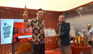 CEO POSKOTA, Dimas Azisoko Harmoko mendapat penghargaan Anugerah Jakarta Youth Award 2026. Selasa, 27 Oktober 2026. (Sumber: Poskota/ Angga)