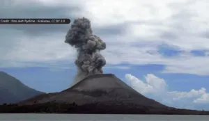 Gunung Anak Krakatau di Selat Sunda merupakan gunung api aktif yang tumbuh setelah letusan besar Krakatau pada 1883 (Sumber: Emilogi)