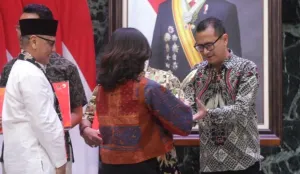 Wakil Pemimpin Redaksi Poskota. Guruh Nara Persada, saat menerima dua penghargaan Anugerah Jurnalistik MH Thamrin ke-52 tahun 2026 di Balai Kota DKI Jakarta, Jakarta, Senin (7/9). (Sumber: Istimewa)